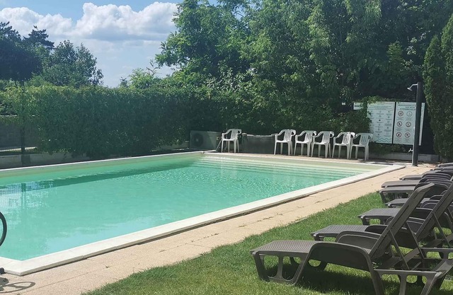 Apartamento vacacional en planta baja con piscina y terraza