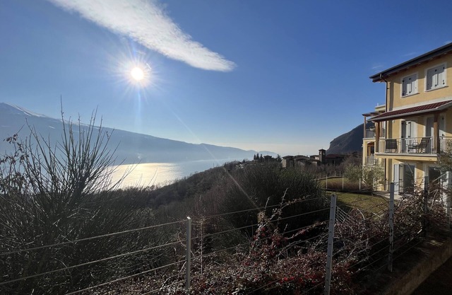 Apartamento vacacional 'Residence La Villa Kalliste' con vistas al lago, jardín y piscina compartida