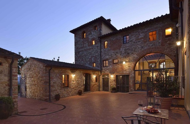 Holiday apartment- Rooms with an outdoor pool