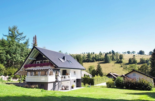 Apartamento vacacional 'Schwarzwaldperle' con vistas a la montaña, terraza y Wi-Fi