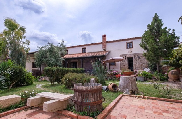 Holiday Apartment 'Sicilian Suite Garden' with Sea View, Shared Garden & Wi-Fi