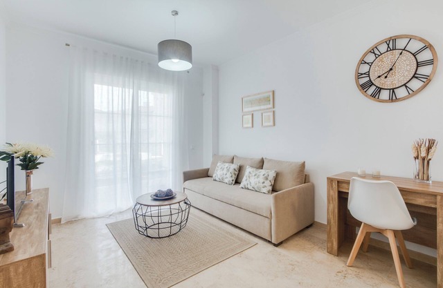 Apartamento 'Small Oasis Manilva' con piscina compartida, terraza y Wi-Fi