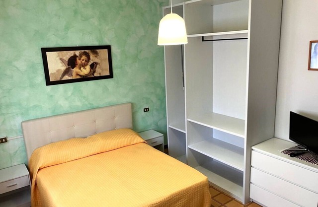Apartamento vacacional "Sole" con vistas al mar, jardín compartido y Wi-Fi