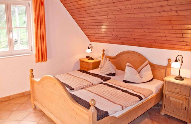 Apartamento vacacional 'Sonneneck' con vistas a la montaña, piscina comunitaria y wifi