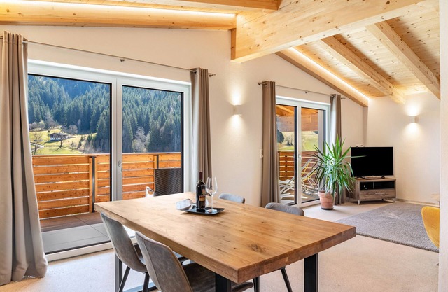 Apartamento vacacional 'Tirolee Marchegg - Adlerhorst' con vistas a la montaña, terraza comunitaria y Wi-Fi