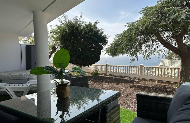 Apartamento de vacaciones 'Views Of Sunsets' con vistas al mar, piscina compartida y Wi-Fi