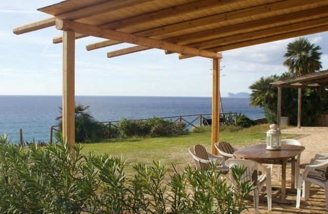 Apartamento vacacional "Villa Wanda" con vistas al mar, terraza privada y Wi-Fi