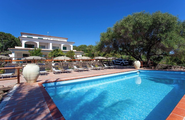 "Villa Mula 3" con vistas al mar, Wi-Fi, terraza y piscina compartida; aparcamiento disponible