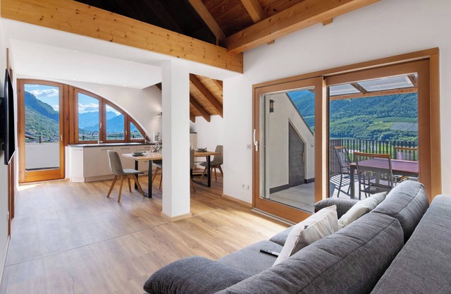 Apartamento vacacional 'Vinlauris B' con vistas a la montaña, Wi-Fi y aire acondicionado