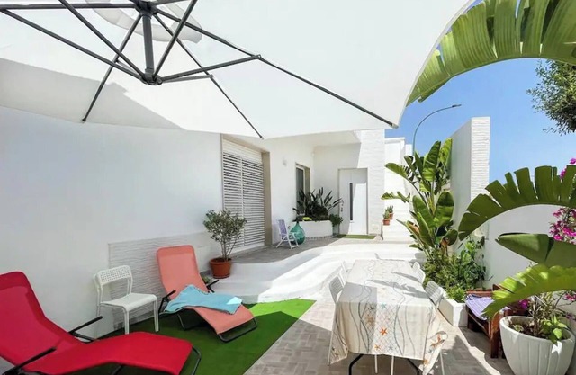 Apartamento vacacional "Casa Blanca" con terraza privada y aire acondicionado