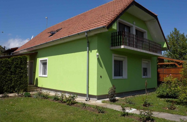 Apartamento vacacional con una terraza cubierta