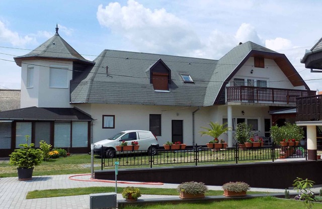 Apartamento vacacional con piscina y parque infantil
