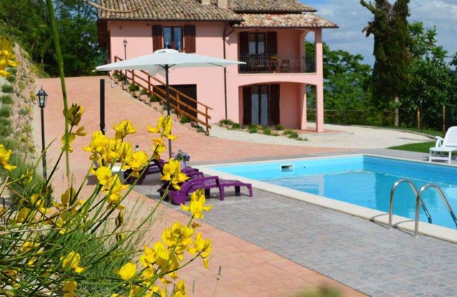 Apartamento vacacional con terraza y piscina