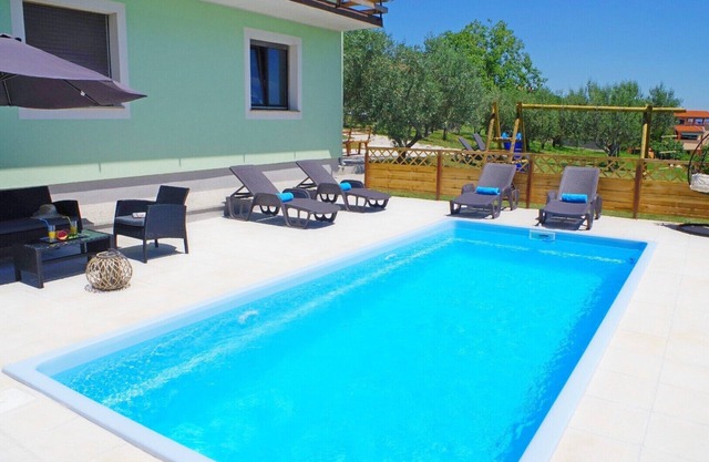 Apartamento de vacaciones con piscina privada en el pueblo de Sutivanac