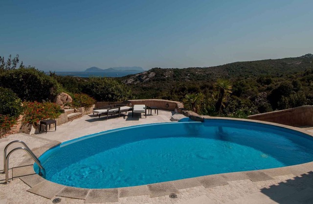 Apartamento vacacional con aire acondicionado, piscina y vistas al mar