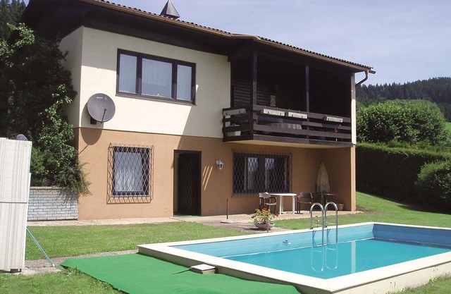 Apartamento vacacional con un gran jardín, barbacoa y piscina