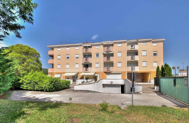 Apartamento vacacional con aire acondicionado y balcón