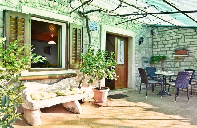 Holiday apartment with garden