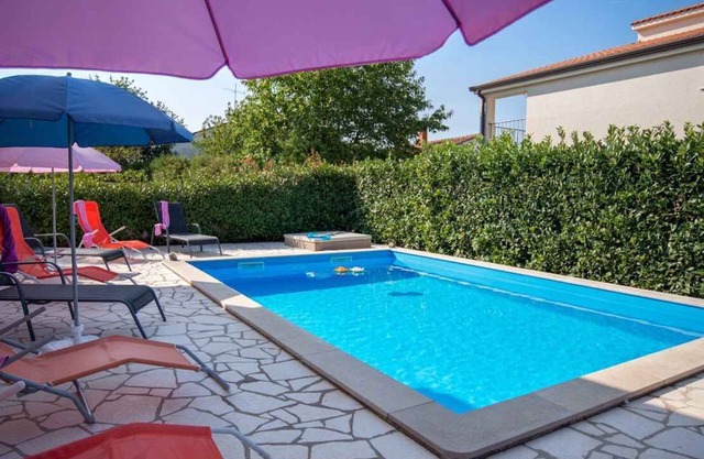 Apartamento vacacional con piscina