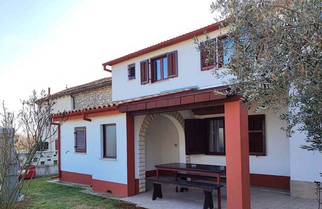 Holiday apartment with terrace and barbecue
