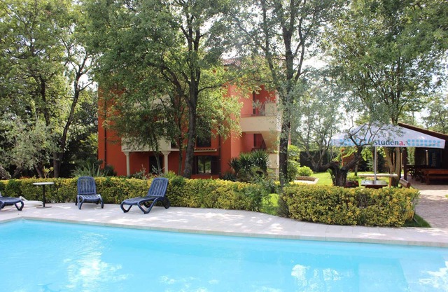 Apartamento vacacional en una zona tranquila con piscina