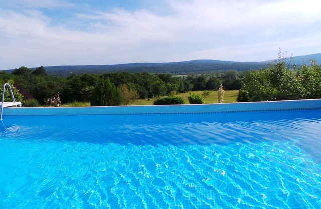 Apartamento vacacional con piscina y barbacoa