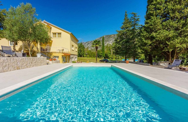 Apartamento vacacional con piscina