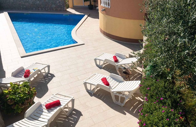 Apartamento vacacional con piscina
