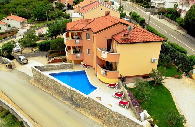 Apartamento vacacional con piscina