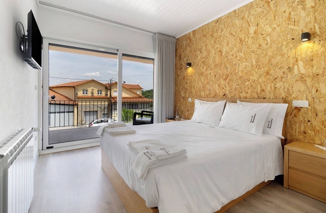 Dormitorio de vacaciones 'Quarto Duplo Terreio' con vista a la montaña, Wi-Fi y aire acondicionado.