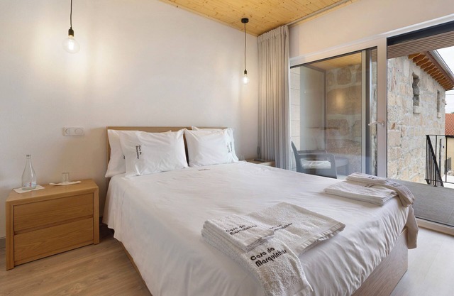 Dormitorio de vacaciones 'Quarto Duplo Gingeira' con vista a la montaña, Wi-Fi y aire acondicionado.