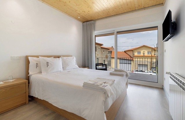 Dormitorio de vacaciones 'Quarto Duplo Canhoteiros' con vista montaña, Wi-Fi y aire acondicionado.
