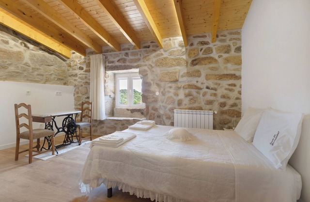 Dormitorio de vacaciones "Suite Quadrupla Talefe" con vista montaña, Wi-Fi y aire acondicionado.