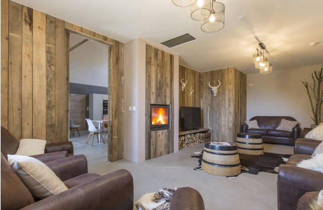 Casa de vacaciones con jacuzzi, sauna, billar, kicker, 6 habitaciones.