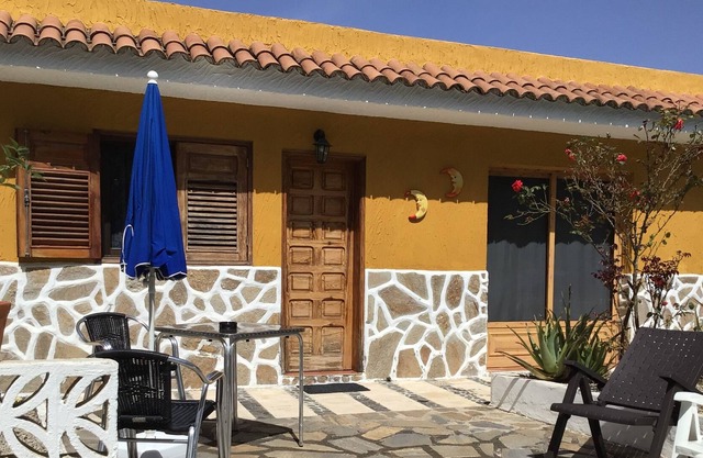 Casa vacacional en un lugar rodeado de pinar, perfecto para descansar y senderi.