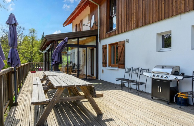 Casa de vacaciones 'Gîte La Ramée' con vistas a la montaña, terraza privada y Wi-Fi