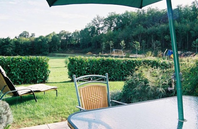 Vivienda adosada con jardín, para dos personas y un bebé, en un pequeño parque.