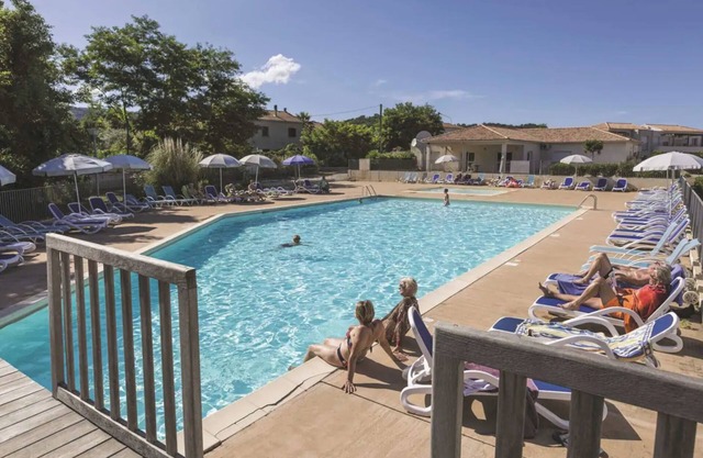 Apartamento vacacional "Poggio Mezzana" con vistas al mar, piscina compartida y aire acondicionado