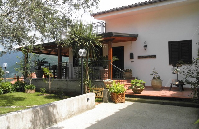 casa en unos pocos kilómetros de la península de Sorrento con jardín y aparcamiento