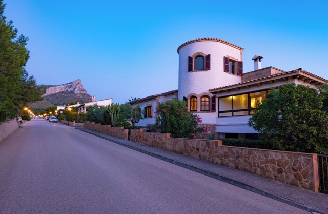 Casa de vacaciones 'Sa Vinya' con vistas al mar, terraza privada y Wi-Fi