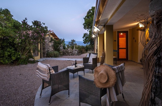 Casa de vacaciones 'Lo Stazzu Di Multa Bianca' con vistas a la montaña, terraza privada y Wi-Fi