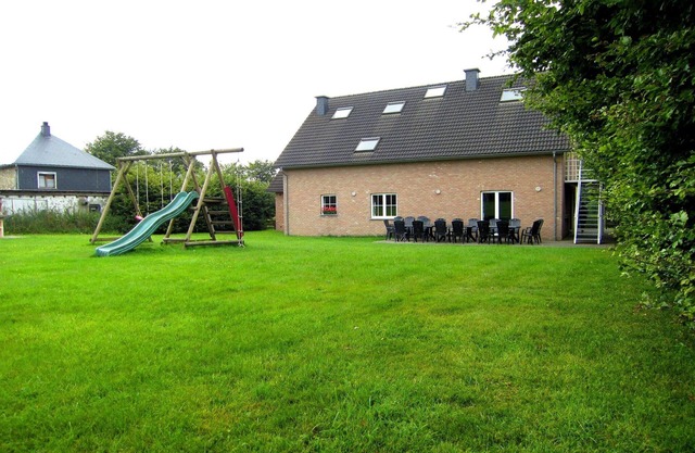 Moderna casa de vacaciones en Robertville con jardín