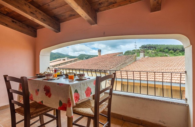 Casa de vacaciones 'Grande Casa Nel Villaggio' con vistas a la montaña, terraza privada y Wi-Fi