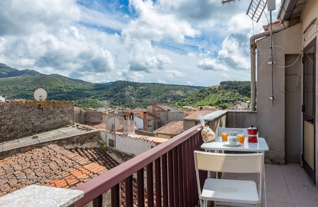 Casa de vacaciones 'La Casetta - Mar y Montaña' con vistas a la montaña, balcón y Wi-Fi