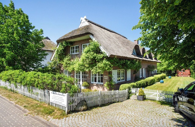 Casa de vacaciones "5 Sterne Reetdachhaus Wildröschen" con terrazas privadas y jardín compartido