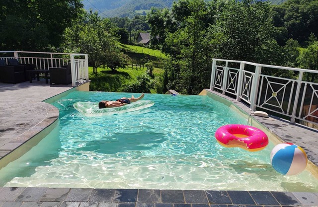 Casa de vacaciones 'Ainerak' con vistas a las montañas, piscina privada y Wi-Fi