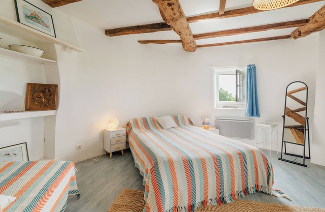 Casa de vacaciones 'Ancien Moulin À Vent Du 19e Siècle' con vistas al mar, terraza y jardín privado