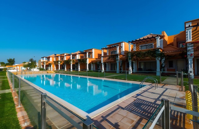 Casa de vacaciones 'Anis - Residencia Lux Tavira' con piscina compartida y aire acondicionado