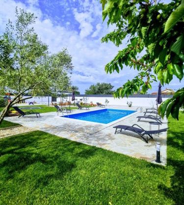 Holiday home Aprilis with pool, jacuzzi and sauna