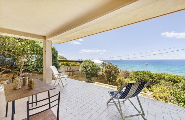 Casa de vacaciones 'Aventino Gutturu' con vistas al mar, terraza privada y jardín privado